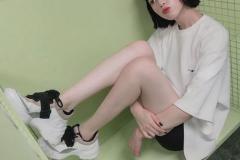 周杰伦新歌MV女主三吉彩花两个长腿半撩上衣美图